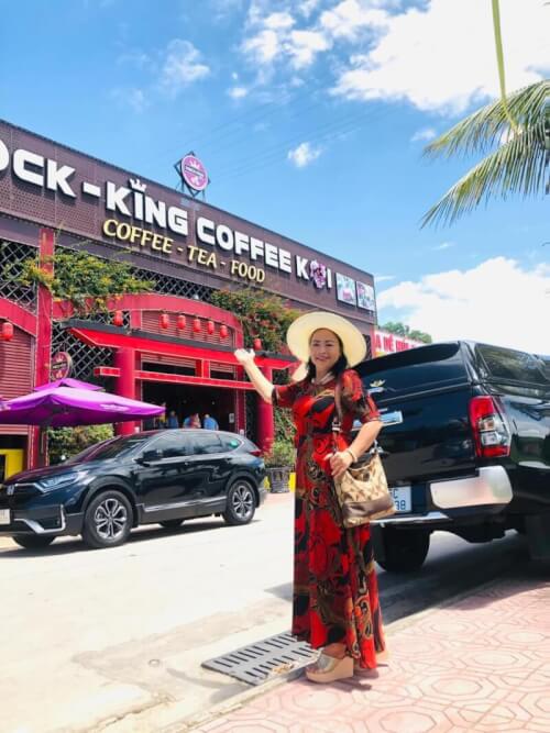 Lạc Vào Thế Giới Cá Koi Rực Rỡ Tại Rock King Coffee Koi Hạ Long