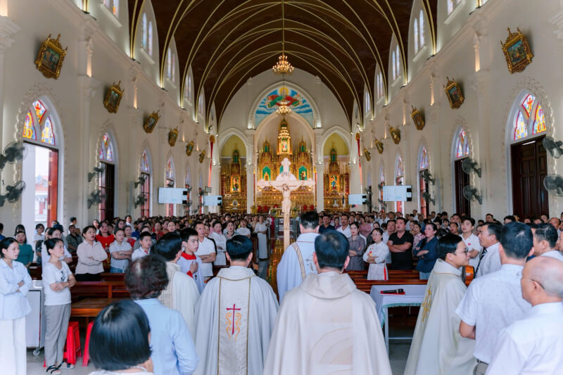 Góc Nhìn Mới Về Hạ Long Qua Chuyến Thăm Nhà Thờ Hòn Gai