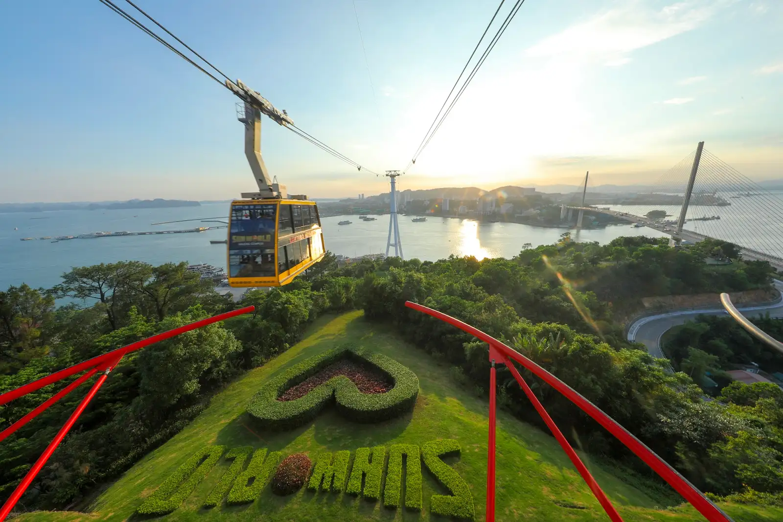 Vẻ Đẹp Hạ Long Từ Trên Cao: Chuyến Đi Không Thể Quên Với Cáp Treo Nữ Hoàng