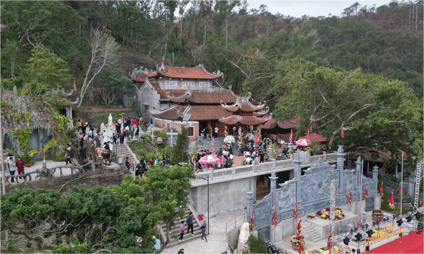 Gió Biển, Hương Trầm Và Vẻ Đẹp Cổ Kính Ở Đền Cặp Tiên