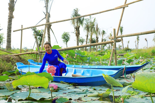 Tìm Bình Yên Bên Vườn Cây Và Hồ Nước Ở Mekong Hometown