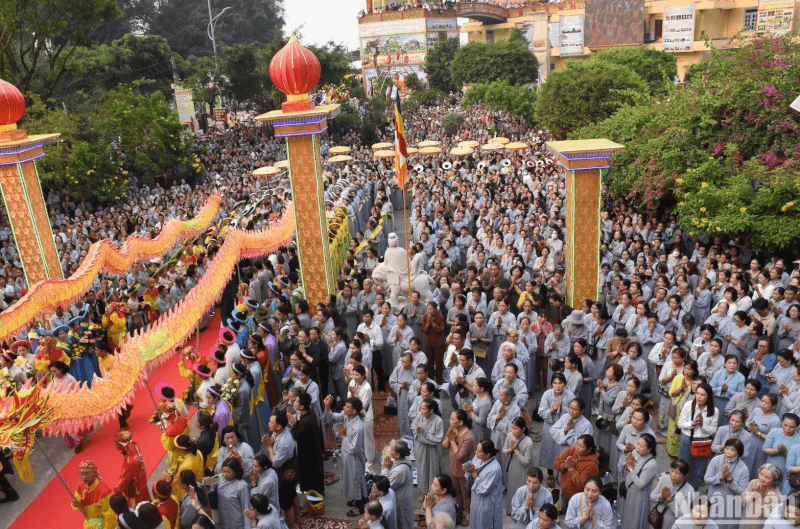 Ceremony to Bodhisattva Avalokiteshvara (Avalokiteśvara ordained as a monk)