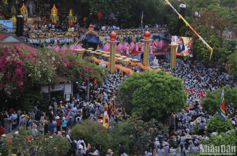 Ceremony to Bodhisattva Avalokiteshvara (Avalokiteśvara ordained as a monk)