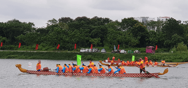 엔 듀야 마을의 전통 수영 수영 협회
