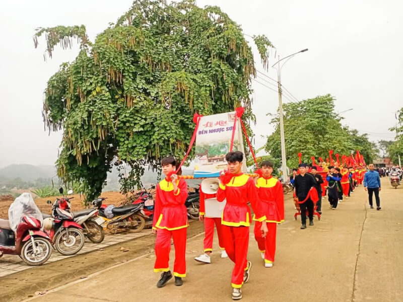 누옥손(Nhuoc Son) 사원 축제 