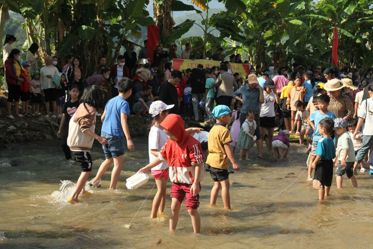 Tay족의 물고기 축제