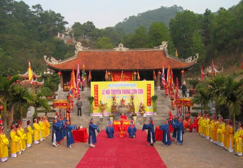 Con Son - Kiep Bac 가을 축제