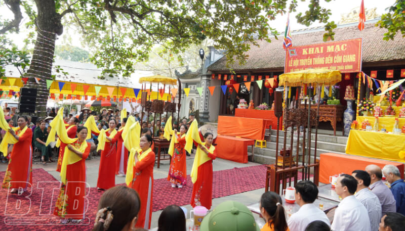 꼰장(Con Giang) 사원의 전통 축제
