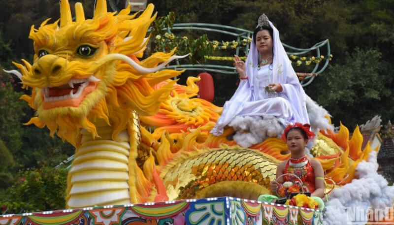 Ceremony to Bodhisattva Avalokiteshvara (Avalokiteśvara ordained as a monk)