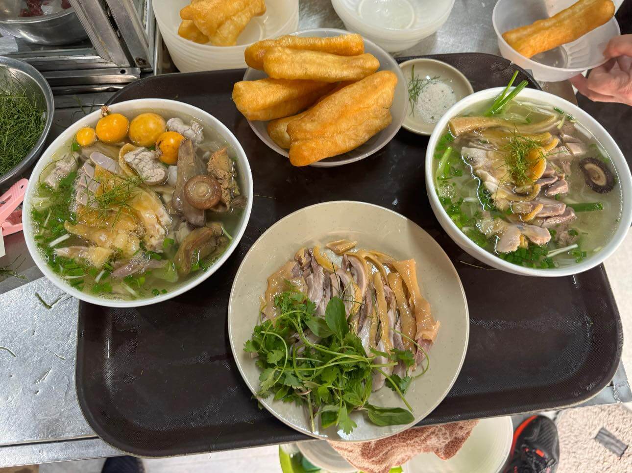 Trải Nghiệm Phở Gà Truyền Thống Hà Nội Tại Quán Phở Tiến 30 Năm Tuổi