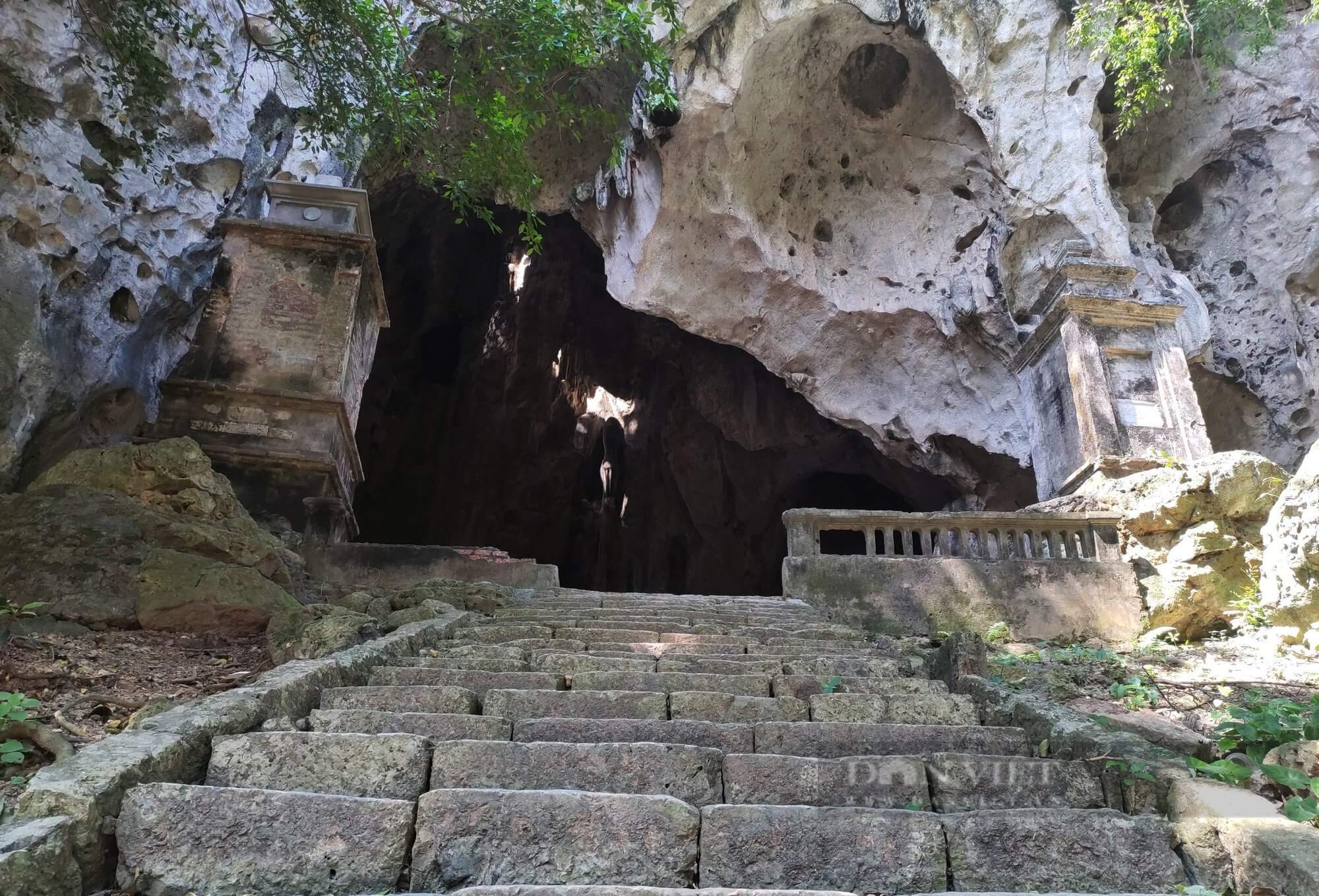 Lặng Nhìn Ánh Sáng Xuyên Đá – Vẻ Đẹp Hoang Sơ Ở Động Hoàng Xá