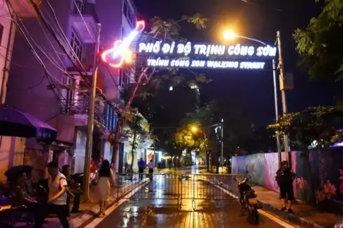 Dạo Chơi Cuối Tuần Tại Phố Đi Bộ Trịnh Công Sơn