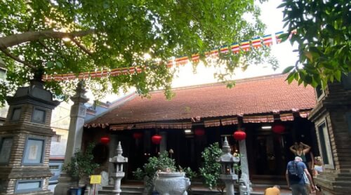 Chùa Bà Đá: Viên Ngọc Cổ Tự Lẩn Khuất Bên Hồ Gươm