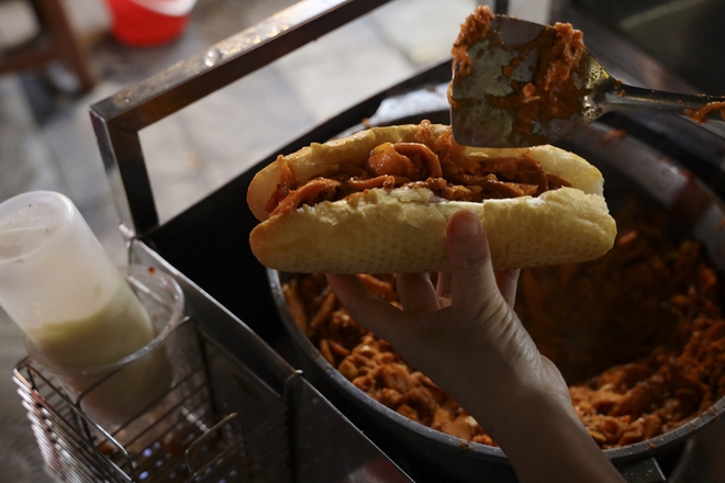 Trải Nghiệm Bánh Mì Dân Tổ – Món Ăn Đơn Giản Nhưng Khó Quên Của Hà Nội