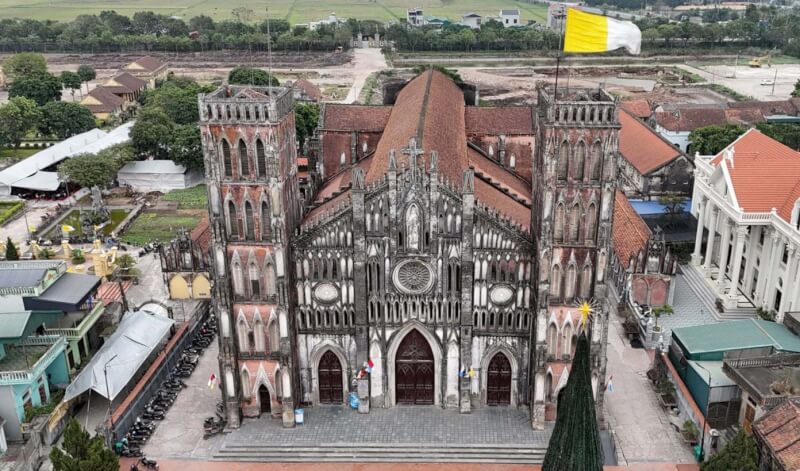 Khám Phá Kiệt Tác Gothic Trăm Tuổi Tại Vương Cung Thánh Đường Sở Kiện