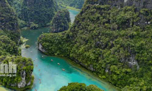 Giữa Tháng 7, Tràng An Lặng Lẽ Tỏa Sáng Với Màu Nước Trong Xanh Ngọc