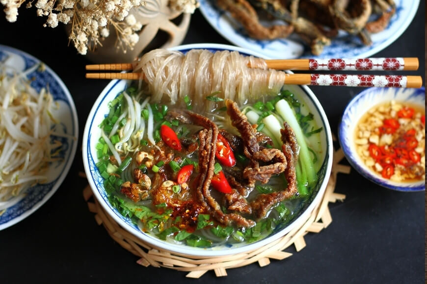 Thưởng Thức Miến Lươn Bà Phấn – Đặc Sản Ninh Bình Trong Từng Sợi Miến