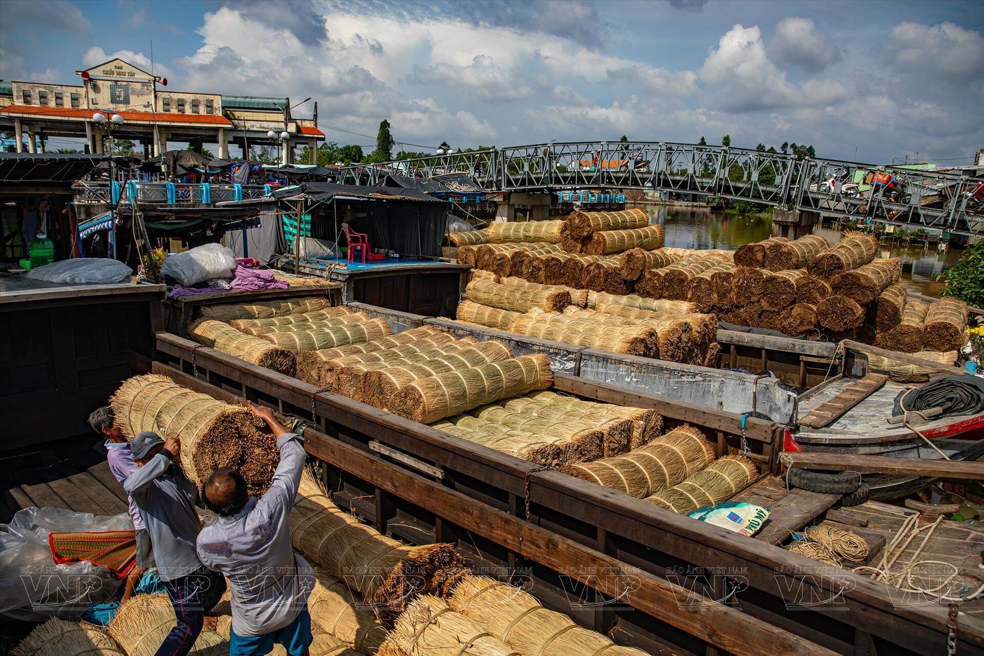 Làng chiếu Định Yên thuộc tỉnh Đồng Tháp, nằm ngay bên cạnh dòng sông Hậu hiền hòa, nay thuộc xã Định Yên, huyện Lấp Vò, tỉnh Đồng Tháp.