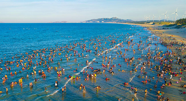 Cat Tien Nhon Ly Beach는 Binh Dinh의 관광객을위한 해양 천국으로 알려져 있습니다.