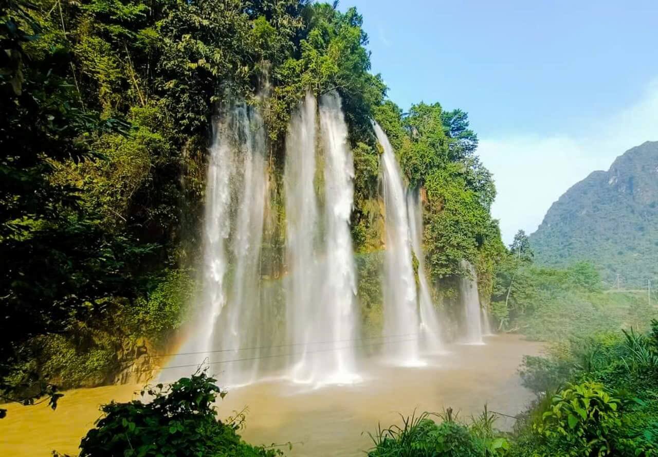 Waterfall with the interwoven of many different waterfalls, with a height of a few dozen meters, pouring white into the Than Sa River.