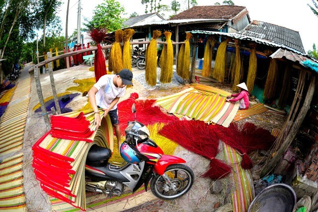 Hiện nay trên thị trường có rất nhiều sản phẩm chiếu với kích thước, hoa văn khác nhau, nhưng chiếu tại làng Định Yên vẫn được ưa chuộng hơn cả.