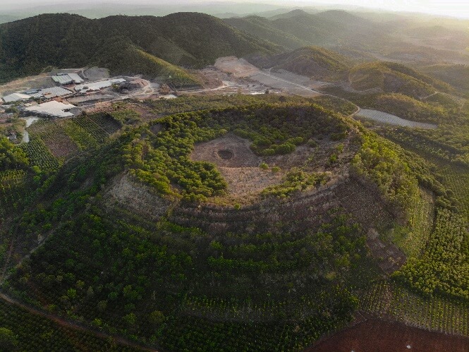 Located in Krong No district, bordering Dak Glong district, Nam Kar volcano is considered one of the most beautiful volcanoes and the youngest five younger geological parks.