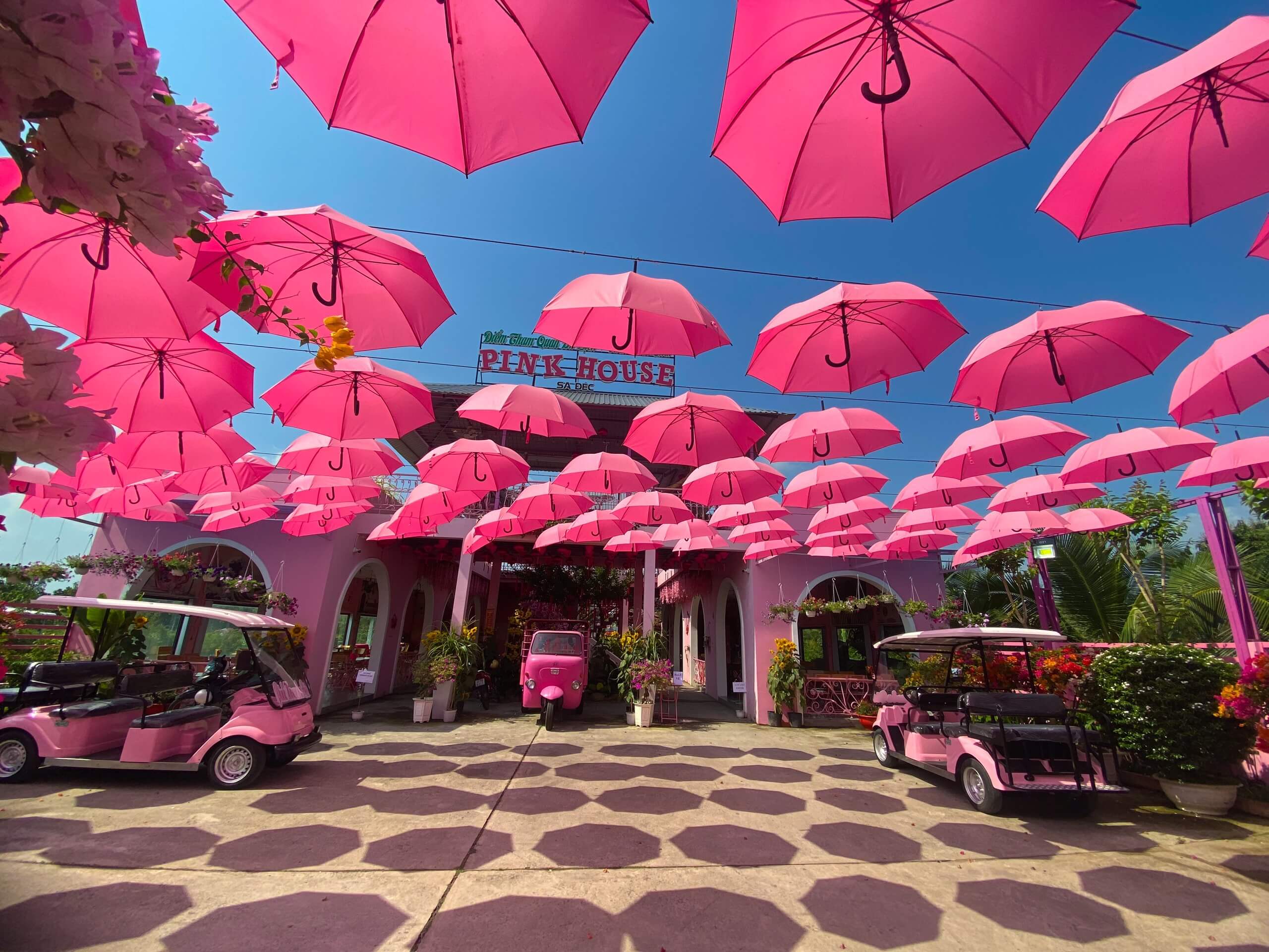 Có dịp đến đây bạn chắc chắn sẽ ngỡ ngàng trước sắc hồng bao phủ không gian vô cùng ngọt ngào và thơ mộng.