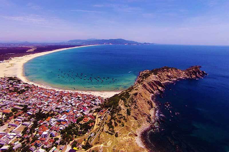 Cat Tien Beach 또는 기타 이름 인 Nhon Ly는 남쪽 중앙 지역에서 가장 아름다운 해변 중 하나로 인정 받고 있습니다.