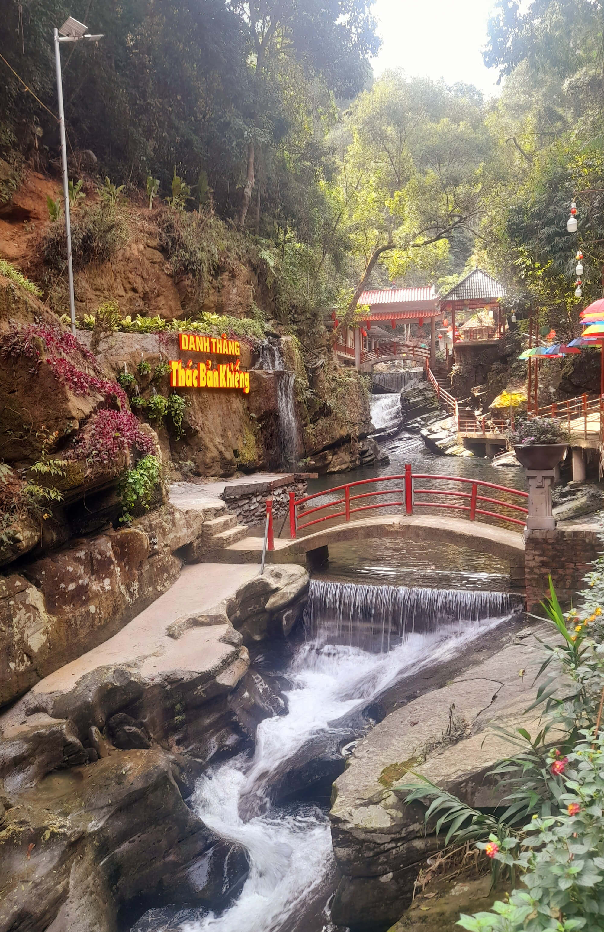 Đến đây bạn sẽ được chiêm ngưỡng dòng thác 3 tầng róc rách chảy len lỏi qua những khe đá