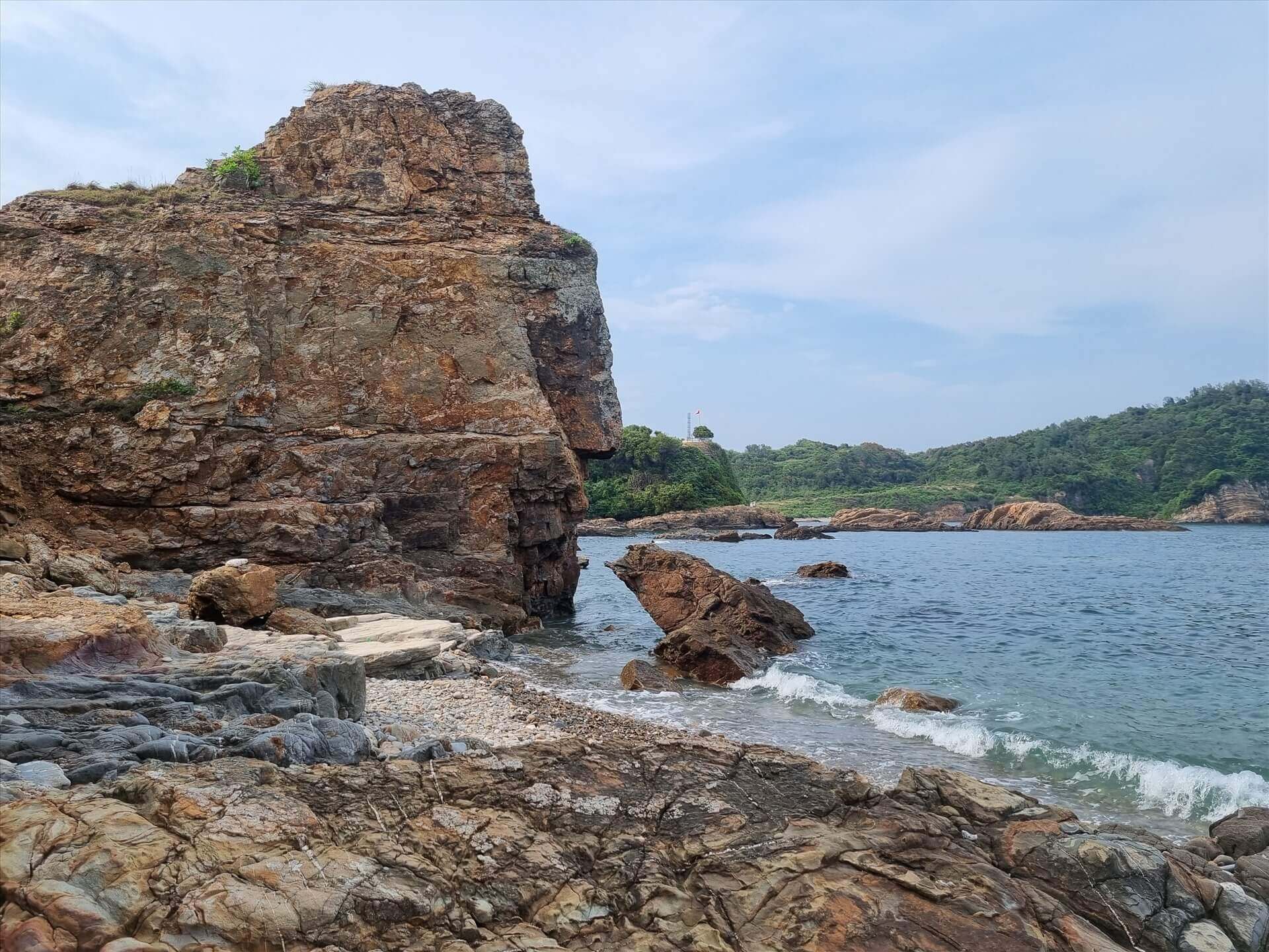 Bãi đá Móng Rồng