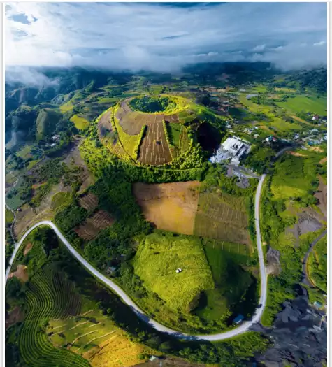 Located on the tourist route "Symphony of the new breeze", Mo Dak Nong volcano is one of the fascinating destinations for tourists