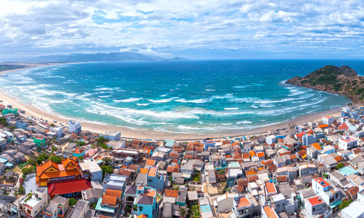 해변은 바다의 꿈이 있지만 똑같이 매혹적인 아름다움, 황금 모래를 가지고 있습니다.