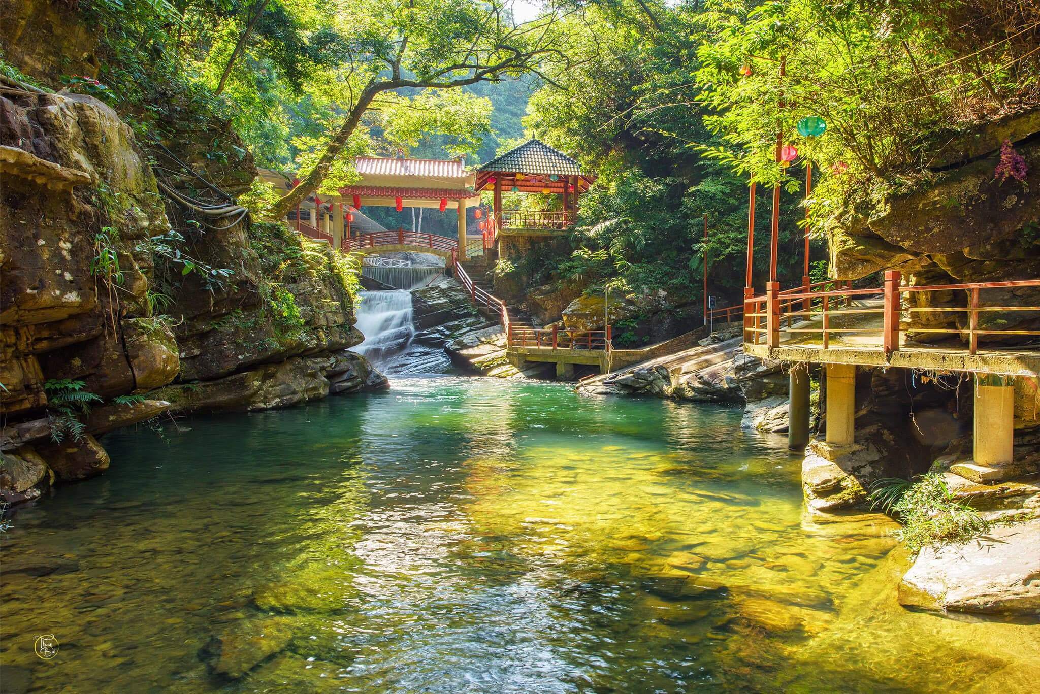 Đến với thác Bản Khiếng bạn sẽ được chiêm ngưỡng khung cảnh kỳ vĩ và nguyên sơ của núi rừng Đông Bắc.