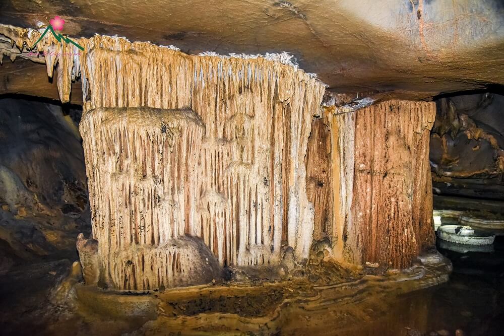 Hang Nà Lả là một hang động xinh đẹp thuộc xã Liên Hội, phía Bắc huyện Văn Quan, tỉnh Lạng Sơn.