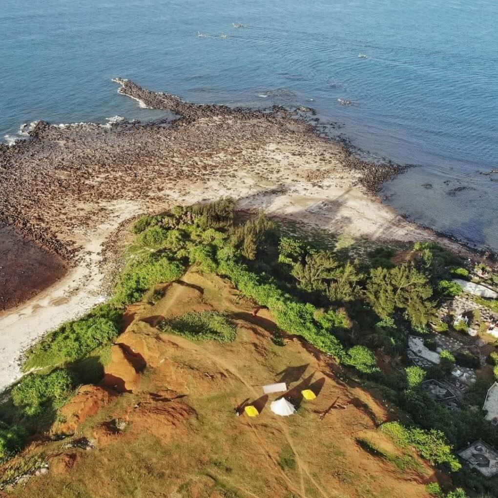 The nose, also known as the hybrid nose, is a stone nose encroaching on the sea about 500m in Vinh Moc village, Vinh Thach commune, directly in Vinh Linh, Quang Tri province