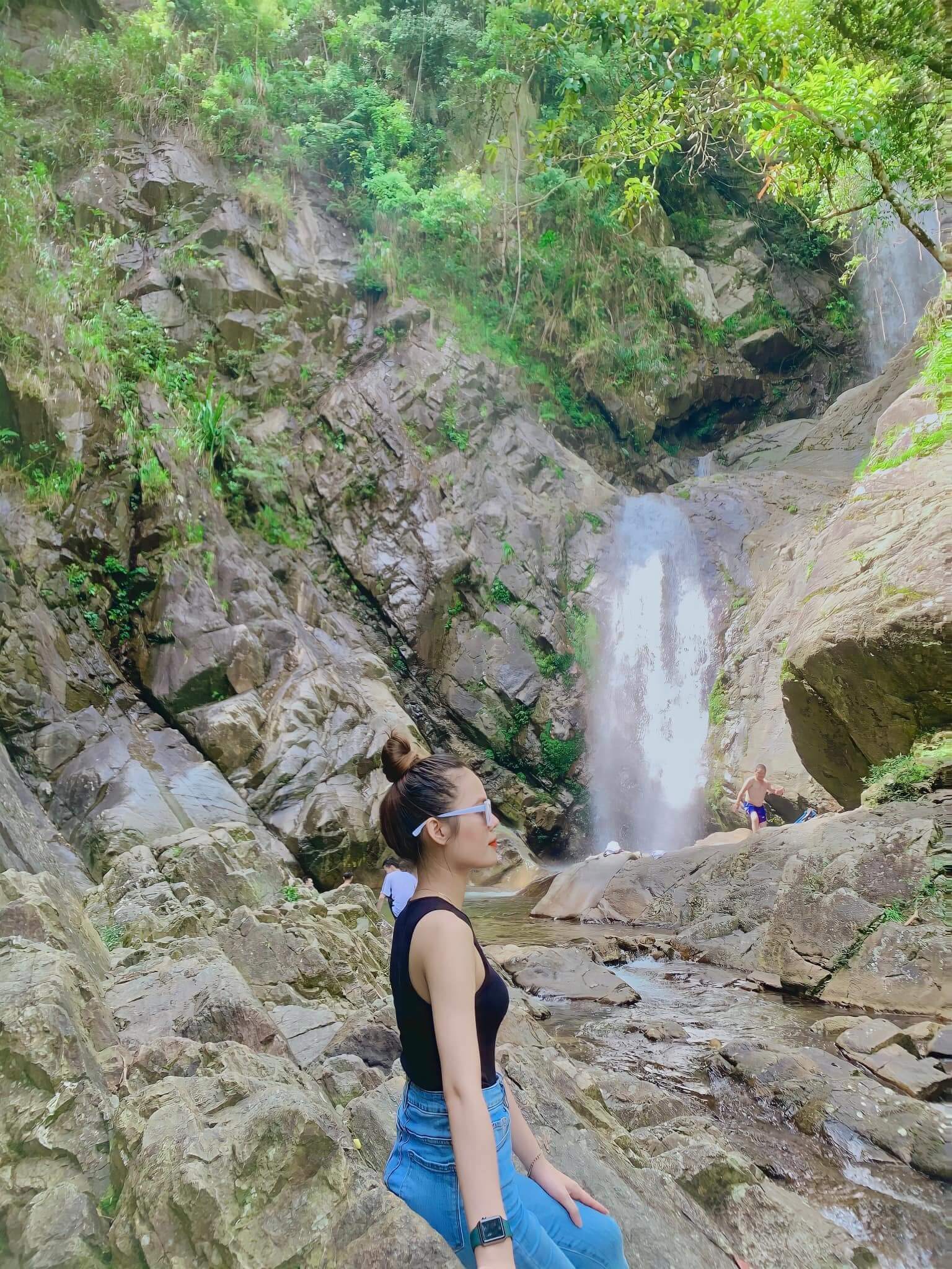 セニの滝は、雄大な数千人の真ん中にある美しい眠っている女の子と同じくらい優しいです