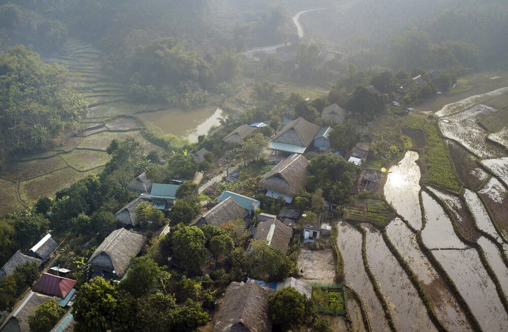Giang Mo Hoa Binhは、伝統的な高床式の家を持つMuongの人々の美しい村で、緑の田んぼとCao Phongの土地の専門があります。