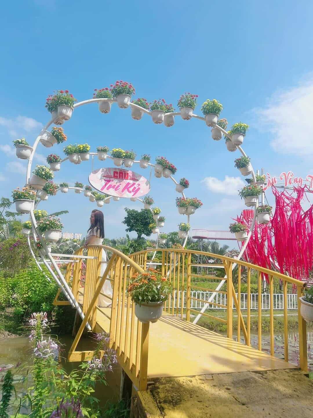 Khu du lịch này không chỉ mang đến những trải nghiệm thú vị với cảnh quan thiên nhiên hoang sơ mà còn là nơi lý tưởng để bạn hòa mình vào cuộc sống miền Tây Nam Bộ