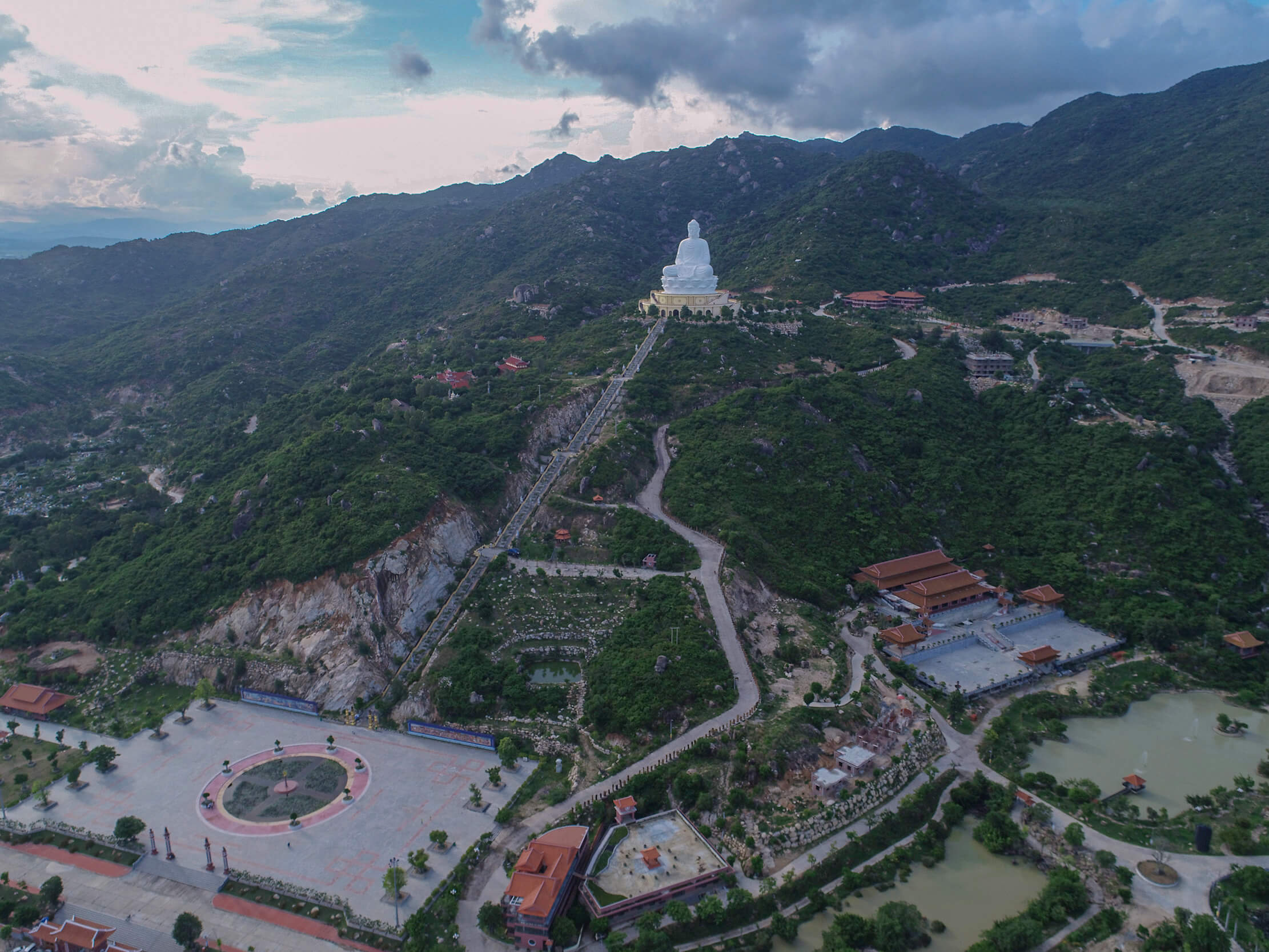 Thien Hung Zen Monastery는 장엄한 아름다움과 평화 롭고 순수한 공간을 가진 유명한 영적 목적지입니다.