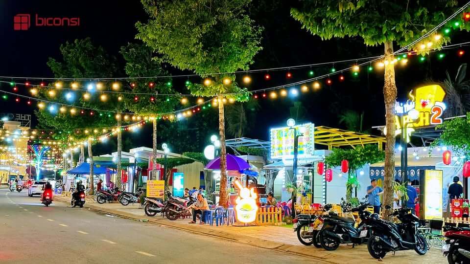 バッハ・ダンは夜にきらめく通りを歩く