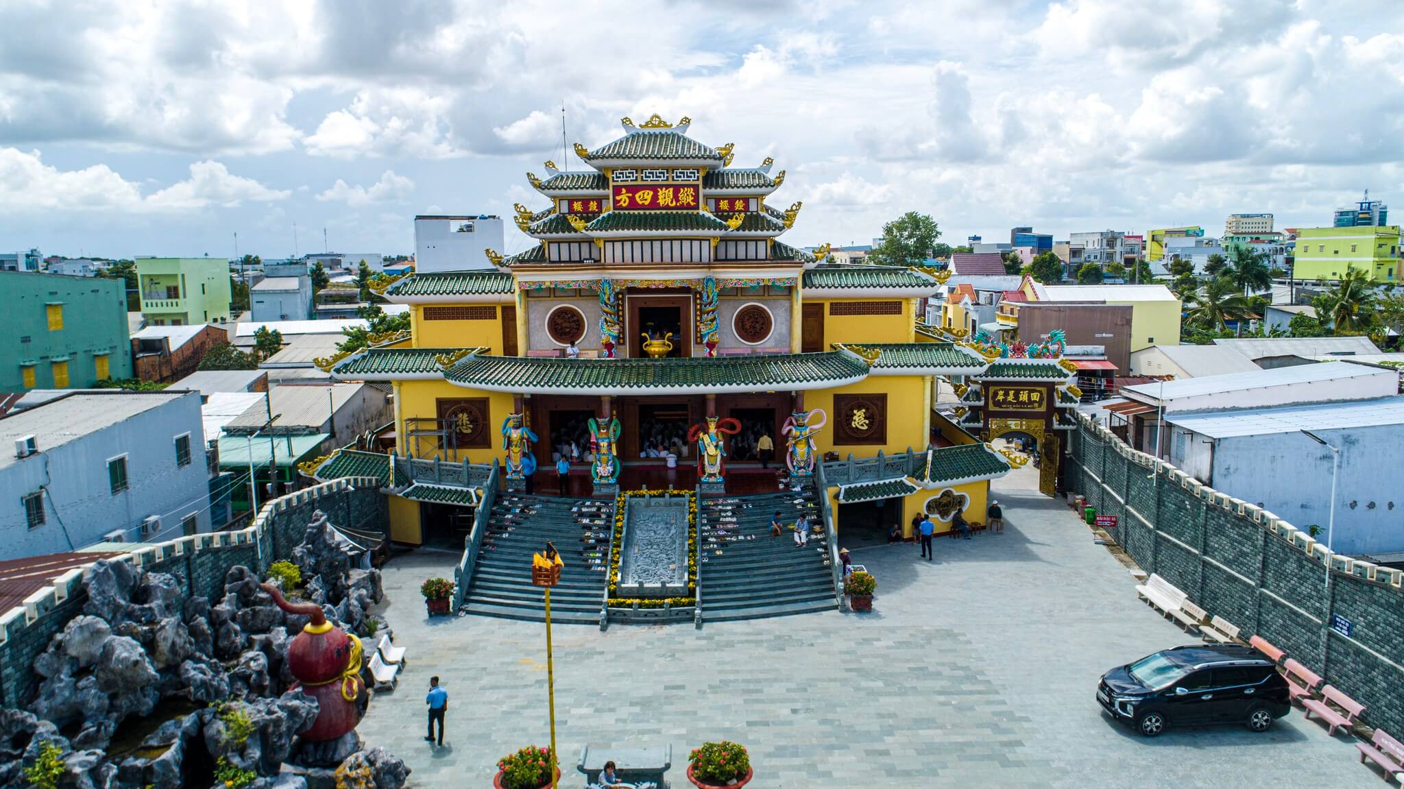 この中国の寺院には古代の美しさがあり、西部の土地にある巨大な城のような表面的な美しさがあります