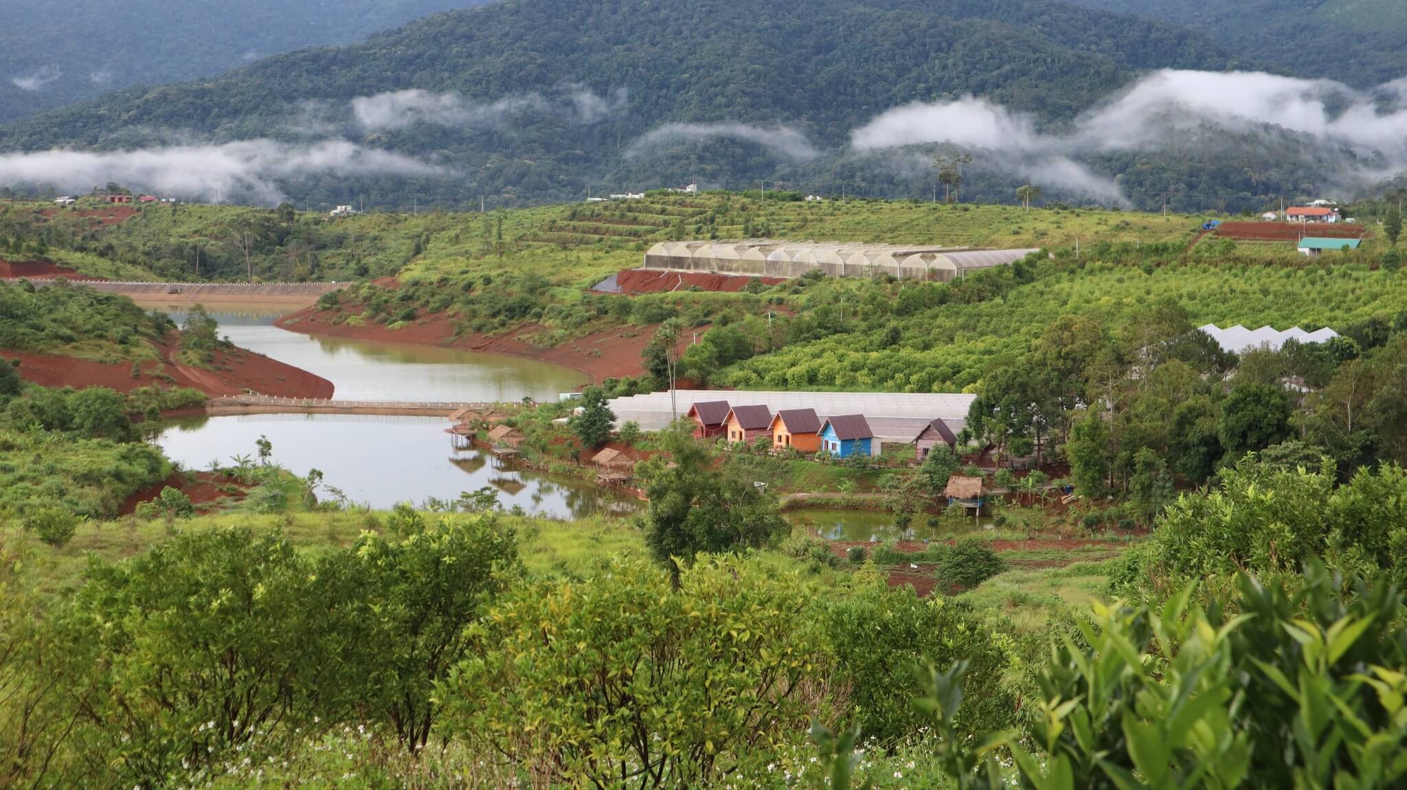 Cũng giống như các địa điểm du lịch Kon Tum khác, bạn nên chọn ghé thăm nơi này vào mùa khô, nằm tầm tháng 11 đến tháng 3 năm sau