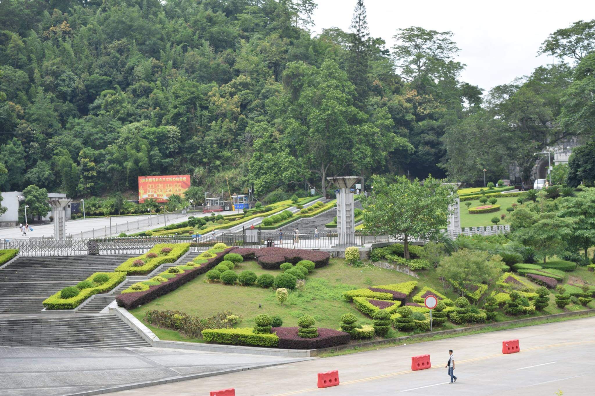 Cửa khẩu Quốc tế Hữu Nghị Lạng Sơn nằm cách thành phố tầm 16km.