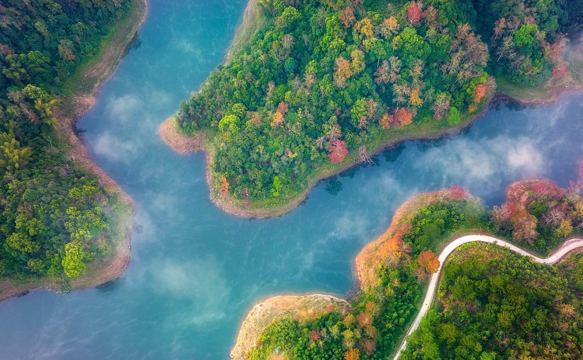 ここに来て、湖の表面を見て新鮮な空気を呼吸するほど素晴らしいものはありません。