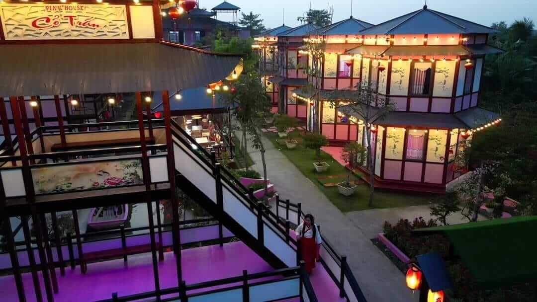 Với diện tích rộng lớn khoảng 4 ha, khu sinh thái này được tô điểm bởi dòng rạch nhỏ chảy xuyên suốt