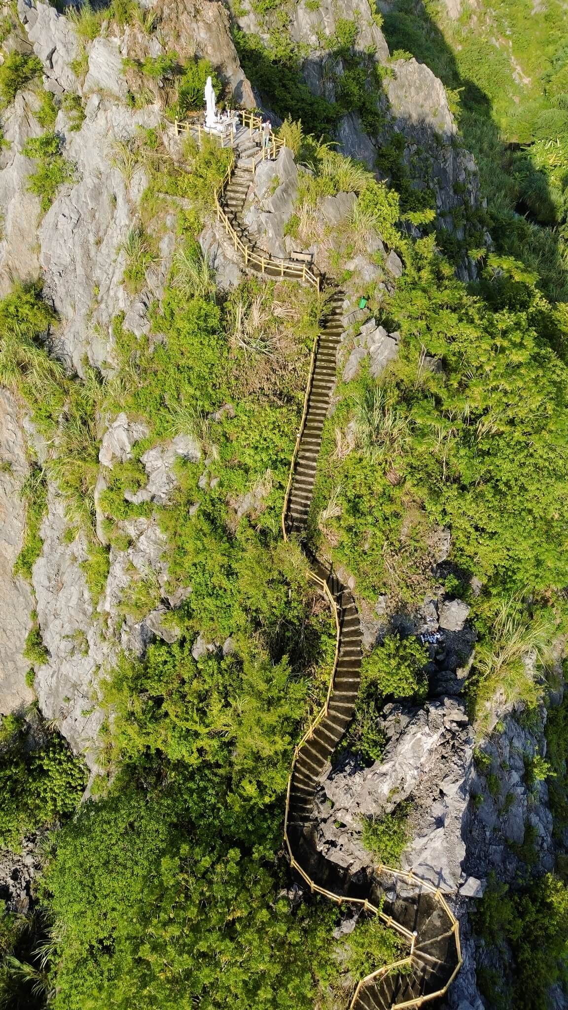 Nơi đây đẹp tựa ốc đảo tươi xanh, được bao bọc bởi những cánh đồng lúa bát ngát và những dãy núi đá vôi hùng vĩ.