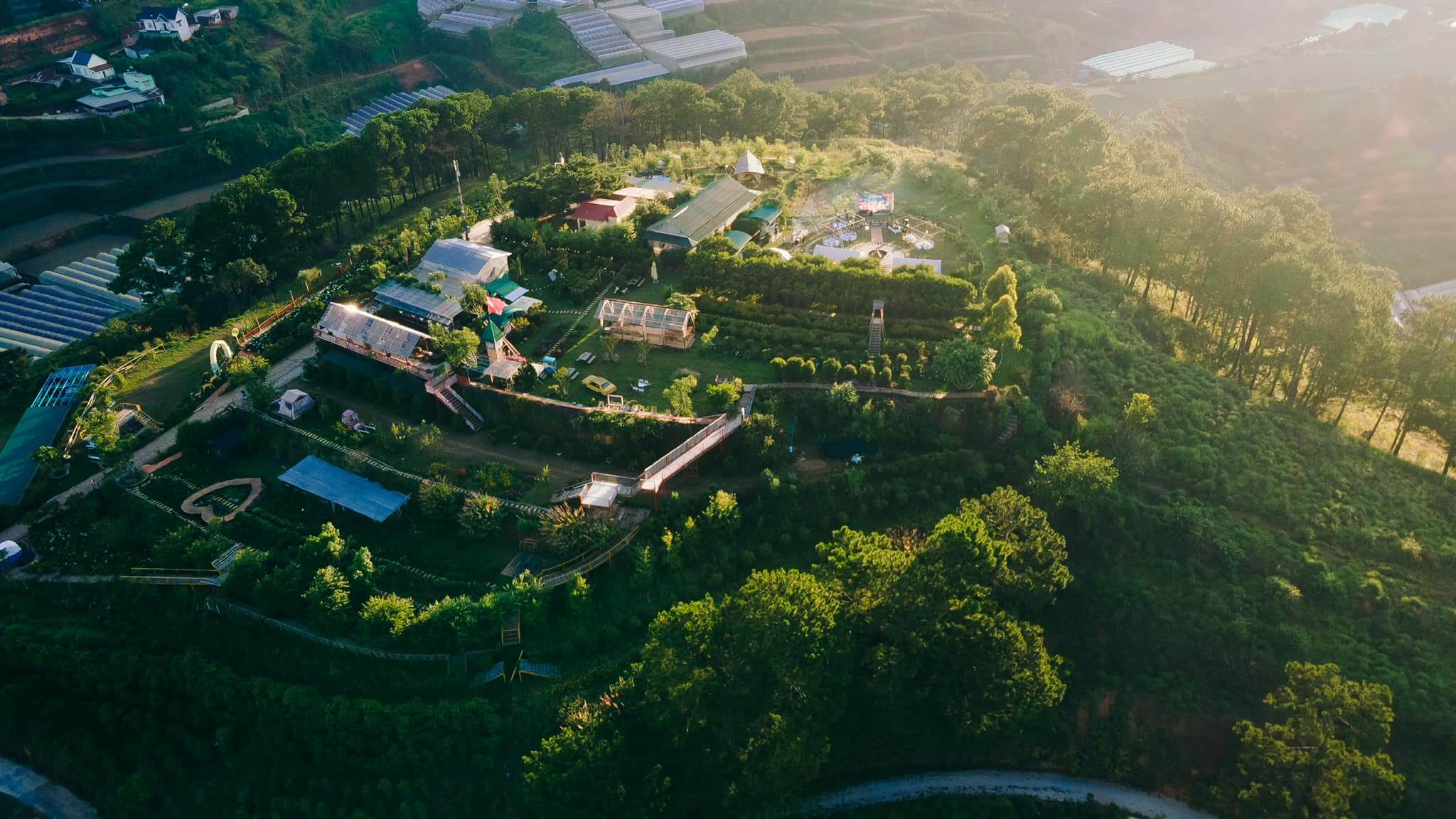 The tourist area with an area of ​​up to 1.5 hectares is known as a place to check-in, extremely hot rattan hunting.