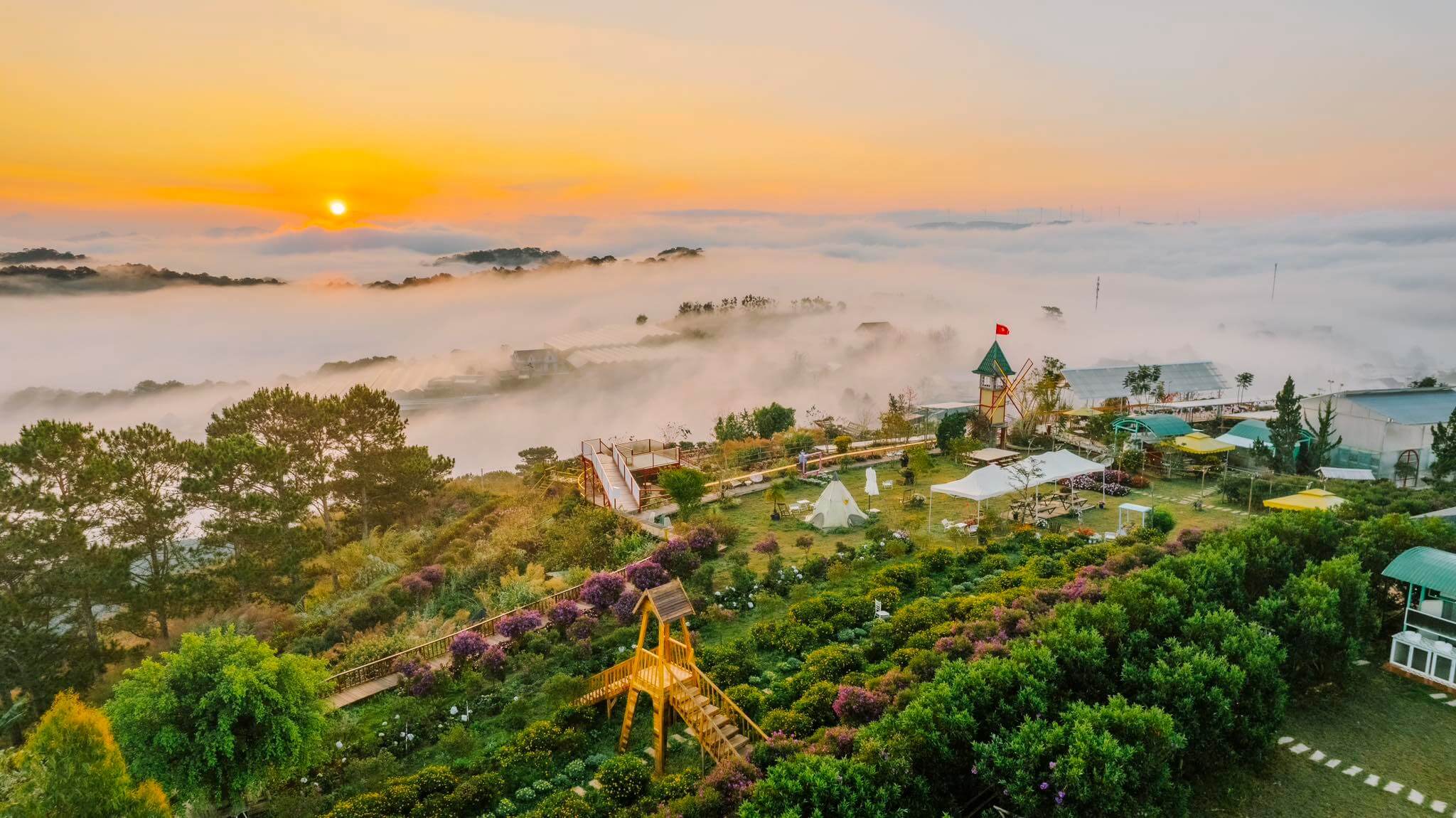 For those who like to watch the sunrise and especially the rattan hunting, the cloud hill is a suitable and perfect place.