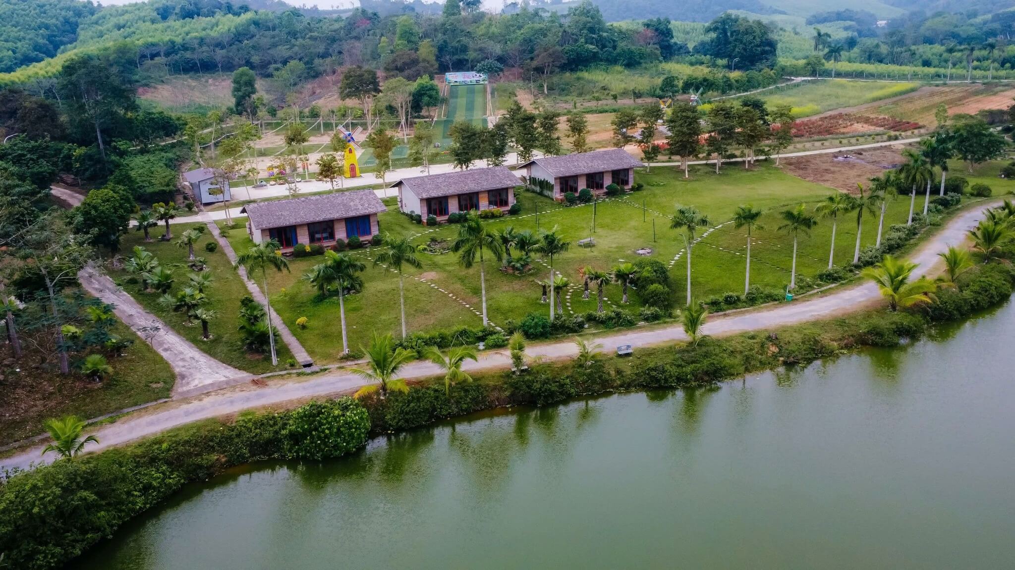 上から見下ろすと、ひざまずく花の谷はカラフルな絵のようなものです。