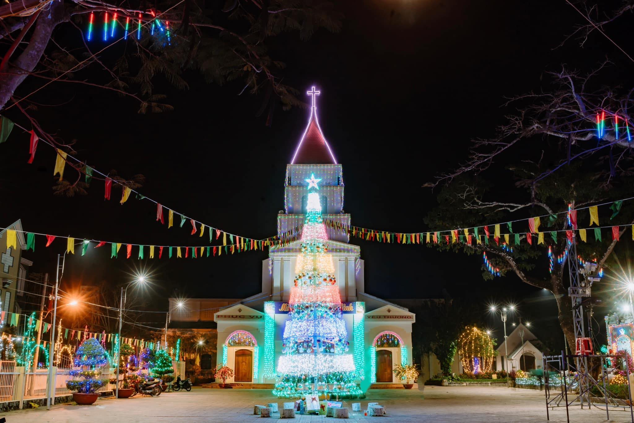Tra Cage Church（Long My -Hau Giang）は魅力的な観光地であるだけでなく、訪問者に精神的な体験を提供します。